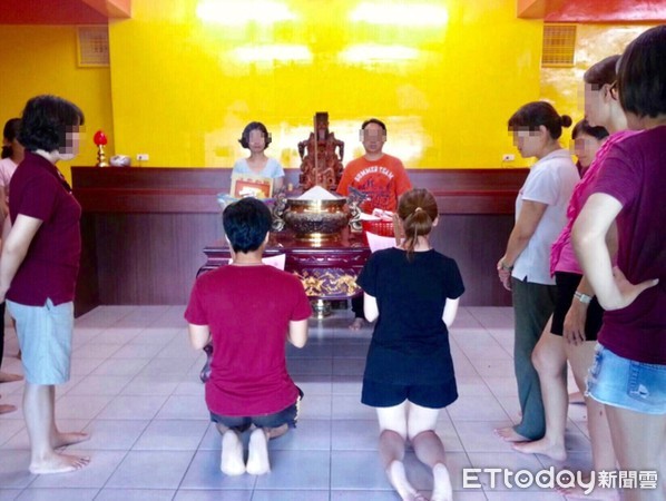 自稱玉皇、觀音！夫妻坐上神壇「供信眾膜拜」：這是神明的高度　他們「狂騙700萬」現在完蛋了