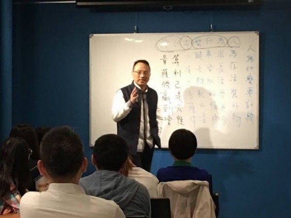 自稱玉皇、觀音！夫妻坐上神壇「供信眾膜拜」：這是神明的高度　他們「狂騙700萬」現在完蛋了