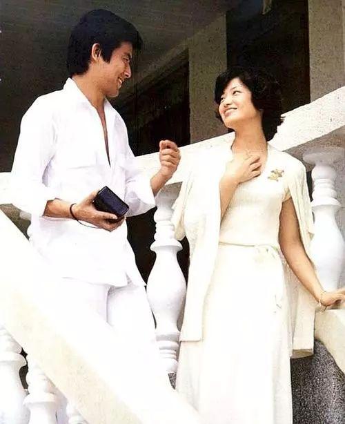 閃婚引退45年！66歲資深女星「上街買菜被目擊」樸素模樣曝光　昔清純玉女「如今成鄰居阿姨」網羨：活成人生贏家