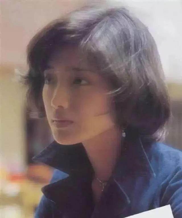 閃婚引退45年！66歲資深女星「上街買菜被目擊」樸素模樣曝光　昔清純玉女「如今成鄰居阿姨」網羨：活成人生贏家