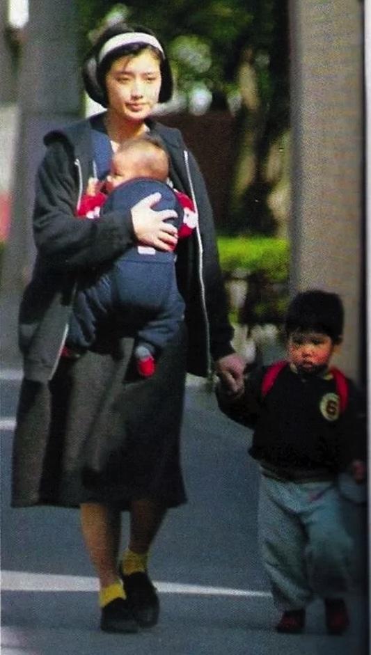 閃婚引退45年！66歲資深女星「上街買菜被目擊」樸素模樣曝光　昔清純玉女「如今成鄰居阿姨」網羨：活成人生贏家