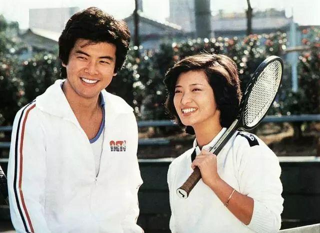 閃婚引退45年！66歲資深女星「上街買菜被目擊」樸素模樣曝光　昔清純玉女「如今成鄰居阿姨」網羨：活成人生贏家