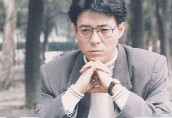 童年坎坷！姜育恆不捨母「苦撐家計過勞離開」　負債破產「妻子共患難」今三口苦盡甘來