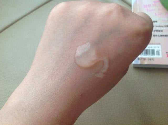 皮膚晒黑了怎麼辦？學會修復秘訣「蘆薈膠曬後修復配方」讓皮膚自己「白」回來