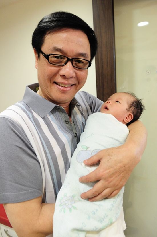 72歲龐祥麟喜獲「家族五代唯一千金」贈百萬名車 「帥兒接棒出道」曝從影40多年唯一遺憾