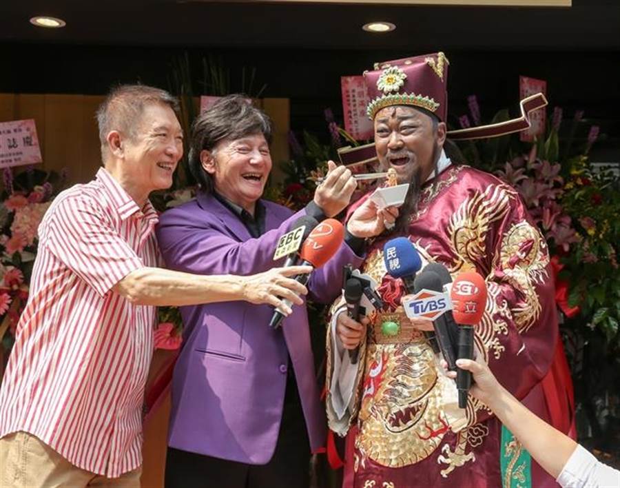 「包青天」金超群昔大病一場「手術前准妻改嫁」 「今68歲和妻同養老」笑看人生