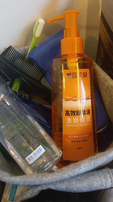 下大雨男友不肯接送！女友「拿出化妝包」使出大絕　一開門「男友爸爸嚇傻開罵」：以後一定要接她
