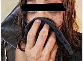 下大雨男友不肯接送！女友「拿出化妝包」使出大絕　一開門「男友爸爸嚇傻開罵」：以後一定要接她
