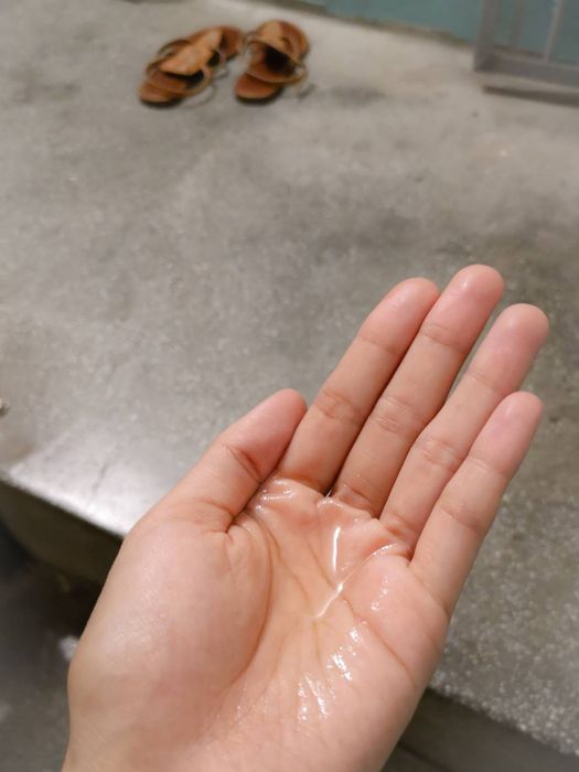 下大雨男友不肯接送！女友「拿出化妝包」使出大絕　一開門「男友爸爸嚇傻開罵」：以後一定要接她