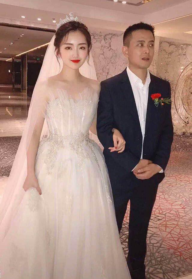 完全被歲月遺忘！爸爸牽女兒走紅毯「被賓客誤認新郎」   最美岳母「精緻臉蛋搶盡風頭」根本神凍齡