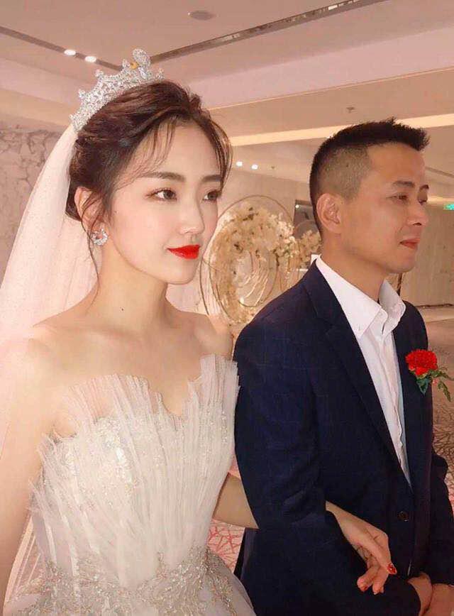 完全被歲月遺忘！爸爸牽女兒走紅毯「被賓客誤認新郎」   最美岳母「精緻臉蛋搶盡風頭」根本神凍齡
