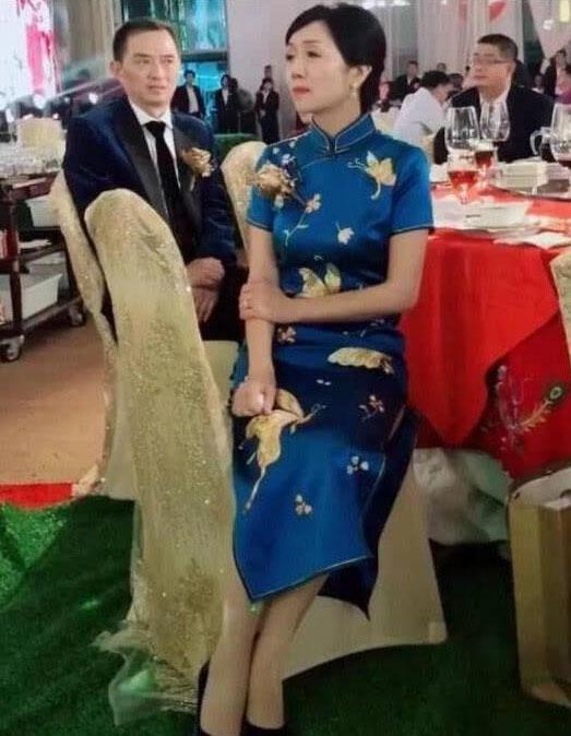 完全被歲月遺忘！爸爸牽女兒走紅毯「被賓客誤認新郎」   最美岳母「精緻臉蛋搶盡風頭」根本神凍齡