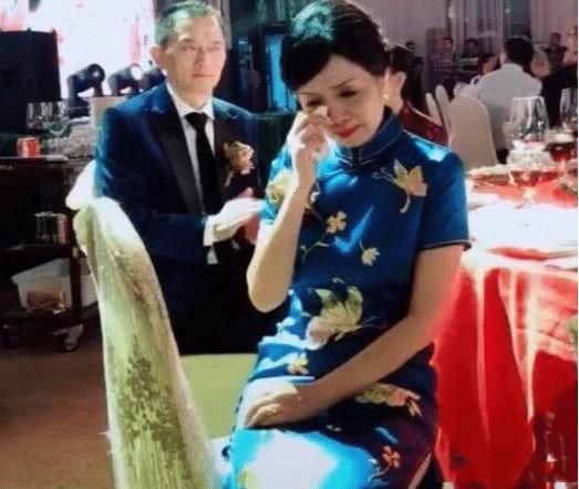 完全被歲月遺忘！爸爸牽女兒走紅毯「被賓客誤認新郎」   最美岳母「精緻臉蛋搶盡風頭」根本神凍齡