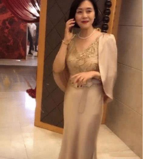 完全被歲月遺忘！爸爸牽女兒走紅毯「被賓客誤認新郎」   最美岳母「精緻臉蛋搶盡風頭」根本神凍齡