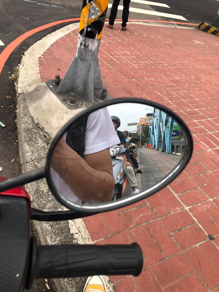 台灣人の默契！騎士等紅燈「停在路邊休息」　一看後照鏡「看到人形蜈蚣」笑翻：訓練有素ㄟ