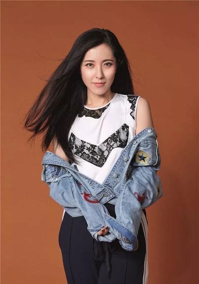 她是章子怡同學「三任男友皆是影帝」卻無疾而終　年過40今仍單身美貌如初