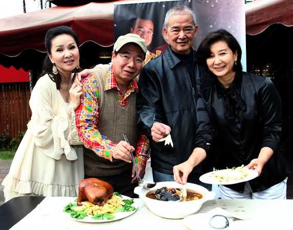 背後最重要的女人！石峰「擁6棟房爽當包租公」最謝40年枕邊人　出道曾傳緋聞「愛妻用小技巧」讓他懂分寸