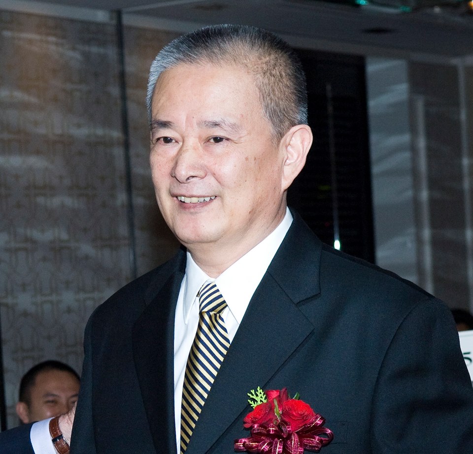 背後最重要的女人！石峰「擁6棟房爽當包租公」最謝40年枕邊人　出道曾傳緋聞「愛妻用小技巧」讓他懂分寸