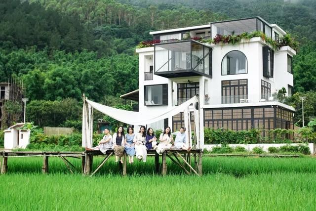 說好一起養老！7閨蜜砸1800萬「改裝三層樓別墅」內部裝潢曝光　「夢幻玻璃屋」一踏入內：美到不可思議
