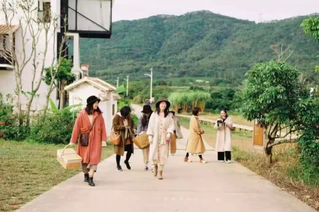 說好一起養老！7閨蜜砸1800萬「改裝三層樓別墅」內部裝潢曝光　「夢幻玻璃屋」一踏入內：美到不可思議