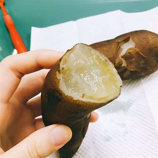 裡面全白的！網友買地瓜「咬下去像白蘿蔔」味道超怪異　內行人秒認出：「超值錢的」
