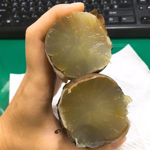 裡面全白的！網友買地瓜「咬下去像白蘿蔔」味道超怪異　內行人秒認出：「超值錢的」