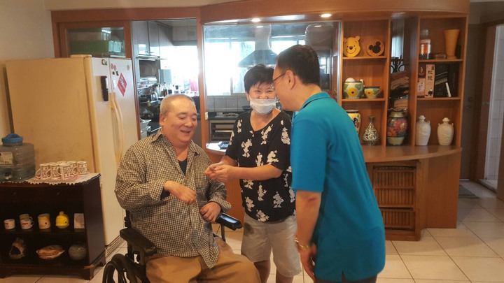 「花系列」趙學煌「下半身沒知覺」癱了20年　 妻伴漫長復健「身體大進步」一人開餐廳撐家計