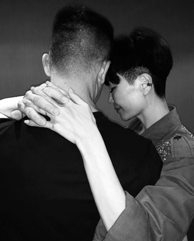 女星「结婚13天老公走了」遭批剋夫！當小三「向正宮道歉」成好姊妹　二婚夫2次不忠「仍選擇原諒」今甜蜜幸福