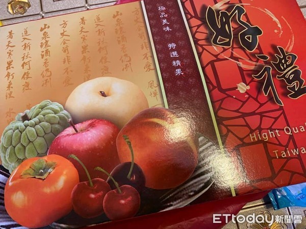 領10萬發現少錢！婦人狂吼「妳手腳不乾淨」正妹櫃員大哭　主管發現「包包有一疊錢」她才送禮道歉