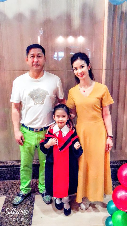 演藝圈大染缸！《炮仔聲》陳小菁堅持「20年不碰圈內人」拒男星告白　「親密戲必報備」 大12歲老公超放心