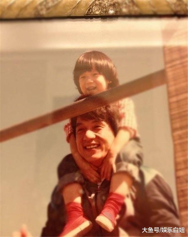 嫁給成龍42年！70歲資深女星「30年前的舊照」曝光　網一看驚喊：「真是撿到寶了！」