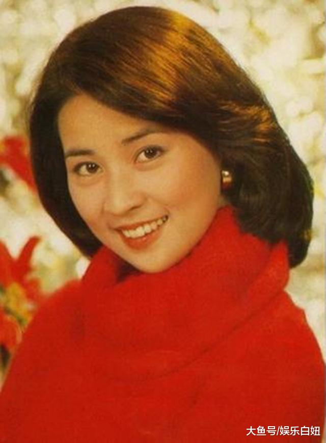 嫁給成龍42年！70歲資深女星「30年前的舊照」曝光　網一看驚喊：「真是撿到寶了！」
