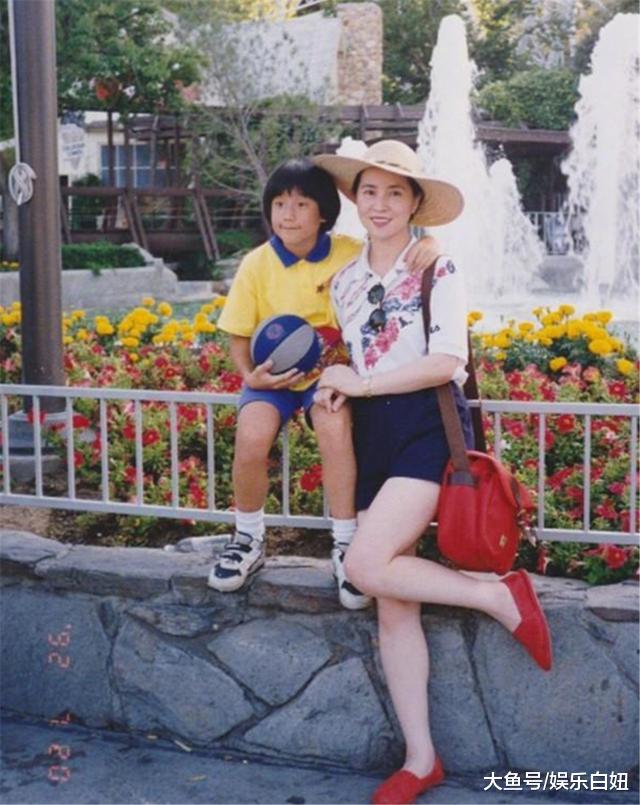 林鳳嬌「30年前的舊照」流出，在沒有修圖的年代，成龍真是撿到了寶！