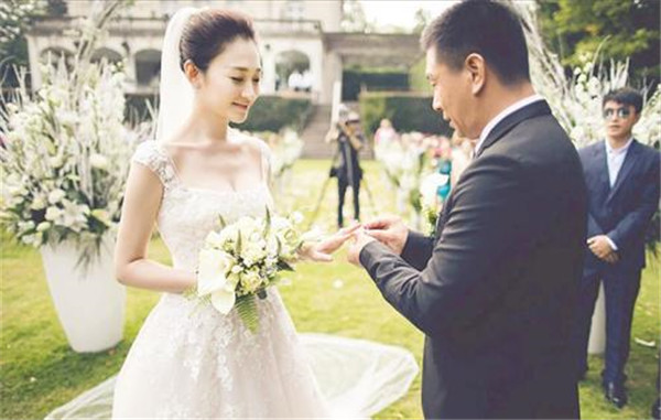 曾為男友流產2次！「同居7年共患難」分手收場　製作人老公「送8億豪宅寵愛」婚後幸福