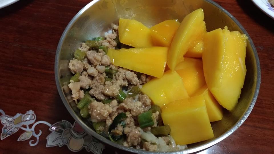 第一次知道！婆婆貼心款待「晚上吃芒果配飯」媳婦愣住　公公「拿出獨門配料」網友讚翻：超對味