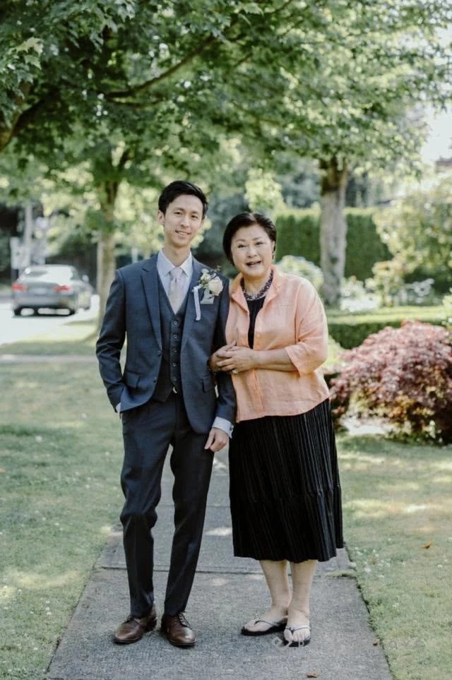 「結過2次婚」兒大喜之日送媳婦「拳頭大小」金牌　「4兒女不同爸」相處沒隔閡