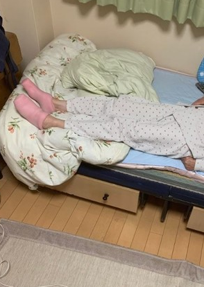 阿嬤腳底冷！到孫子房間「拿走粉紅色襪子」大讚：好保暖　網友一看笑翻「孩子會有陰影啊」