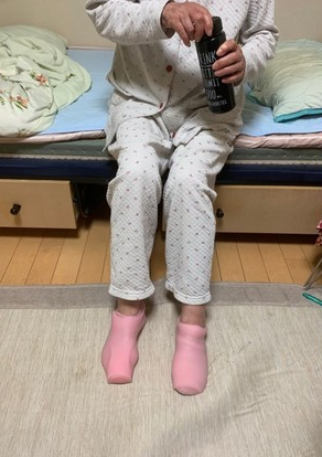 阿嬤腳底冷！到孫子房間「拿走粉紅色襪子」大讚：好保暖　網友一看笑翻「孩子會有陰影啊」