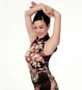 嫌腰粗不敢穿旗袍！49歲鍾麗緹「被老公強制要求」，穿上後看得眼睛都直了