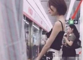 等捷運的「小姐姐」火了，拉近鏡頭後，卻被旁邊的大媽搶了風頭！