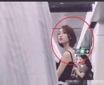 等捷運的「小姐姐」火了，拉近鏡頭後，卻被旁邊的大媽搶了風頭！