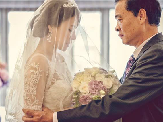 沒想要女兒！爸爸重男輕女「嫌她出生是多餘」　臨走前哽咽「對女兒吐真心話」她哭跪在床榻