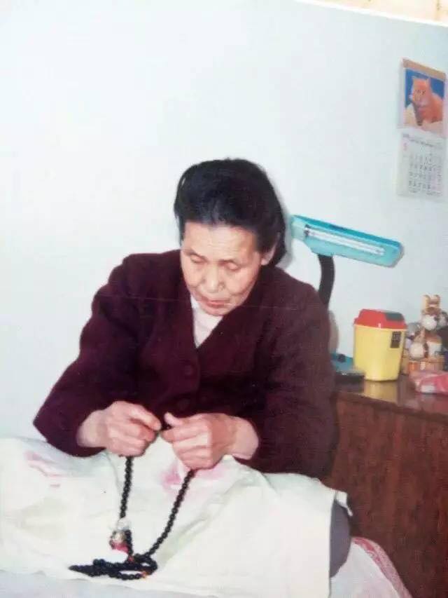 我們極樂世界見!菩薩老媽時候到了…「邊打坐念經」離開世界:人間最圓滿的道別