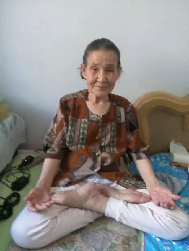 我們極樂世界見!菩薩老媽時候到了…「邊打坐念經」離開世界:人間最圓滿的道別