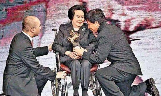 成龍喊她媽媽50年！金馬影后16歲爆紅「演好萊塢電影第一人」　獲頒終身成就獎「93歲結束傳奇一生」