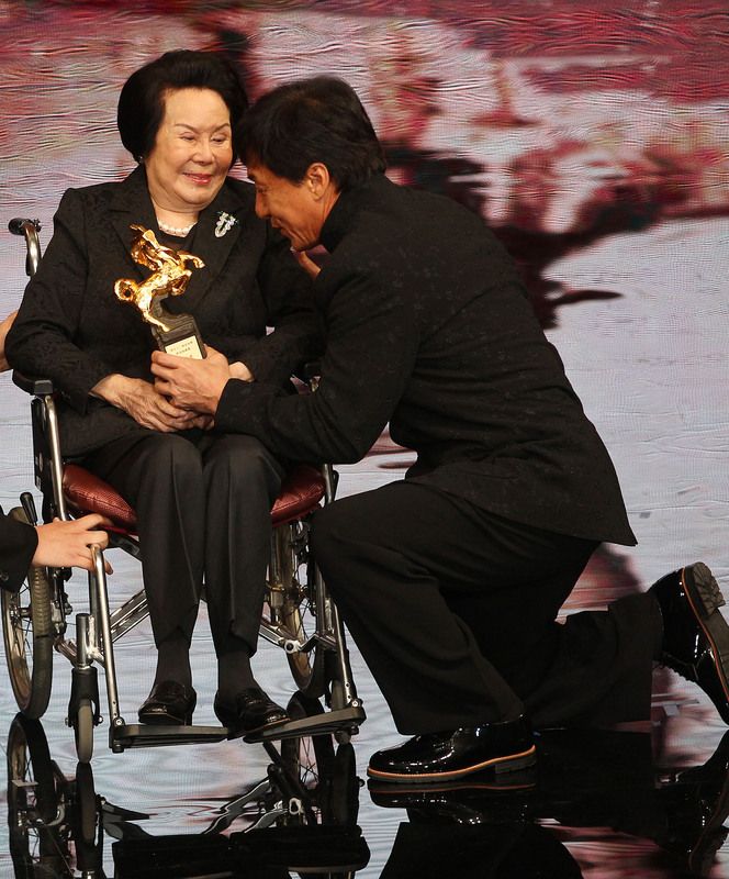 成龍喊她媽媽50年！金馬影后16歲爆紅「演好萊塢電影第一人」　獲頒終身成就獎「93歲結束傳奇一生」
