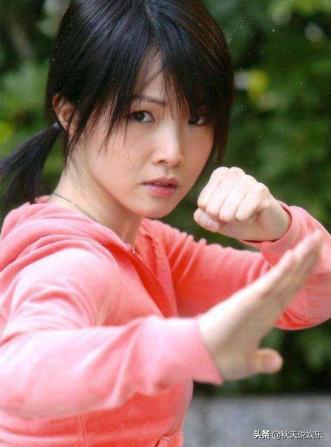甄子丹美女妹妹曝光！「超狂學歷」和哥哥從小習武闖好萊塢　46歲依舊單身「容貌似少女」