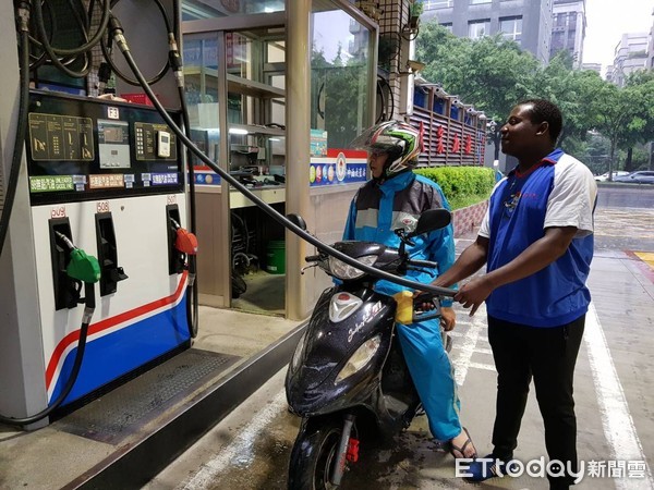 單獨開車加油！駕駛被問「今天載老婆來喔」愣：沒有啊　一星期後「工讀生接到電話」：抓交替