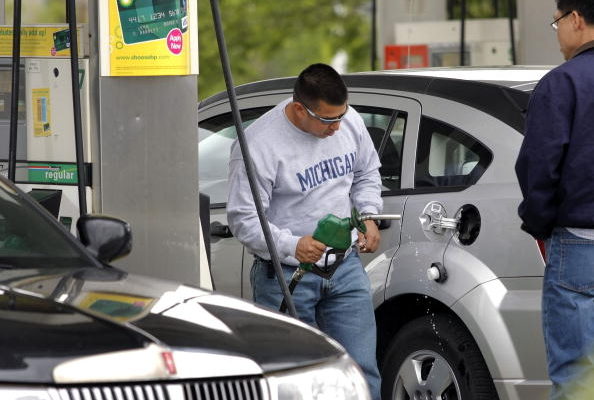單獨開車加油！駕駛被問「今天載老婆來喔」愣：沒有啊　一星期後「工讀生接到電話」：抓交替