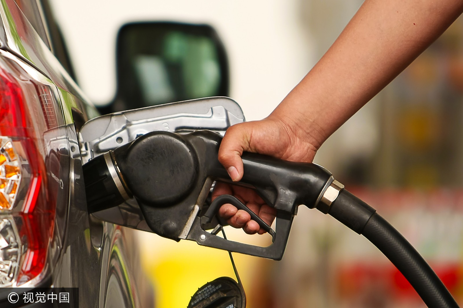 單獨開車加油！駕駛被問「今天載老婆來喔」愣：沒有啊　一星期後「工讀生接到電話」：抓交替